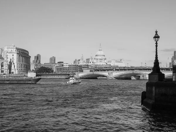 Floden Themsen i London i svart och vitt — Stockfoto