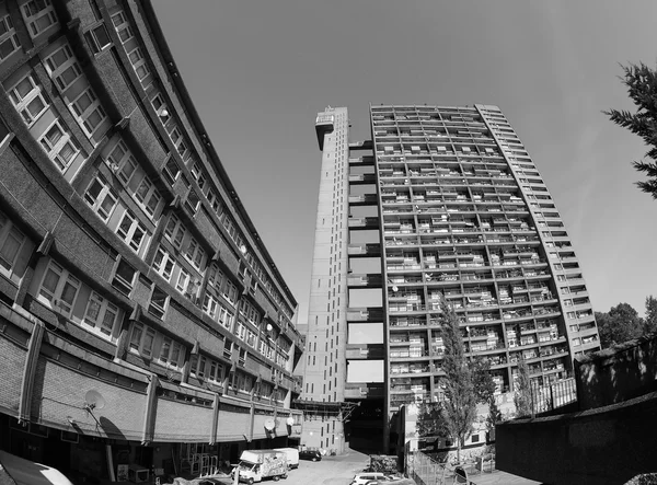 Trellick Tower w Londynie w czerni i bieli — Zdjęcie stockowe