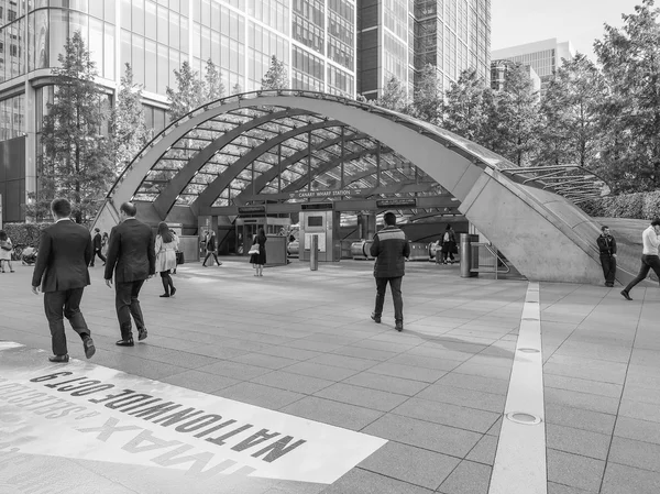 Estación de metro Canary Wharf en Londres en blanco y negro —  Fotos de Stock