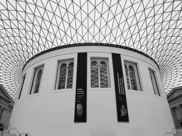 Great Court på British Museum i London i svart och vitt — Stockfoto