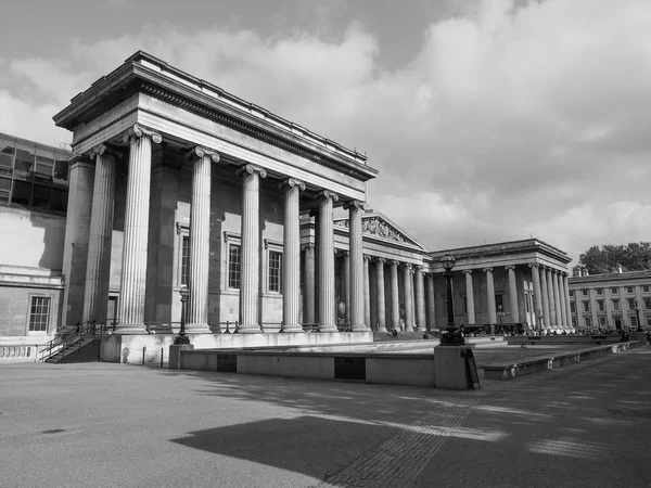 Toeristen bij British Museum in Londen in zwart-wit — Stockfoto