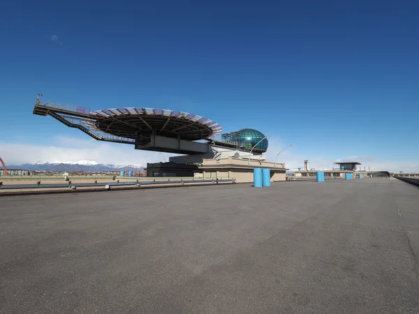 Lingotto 会议中心和在都灵的直升机停机坪 — 图库照片