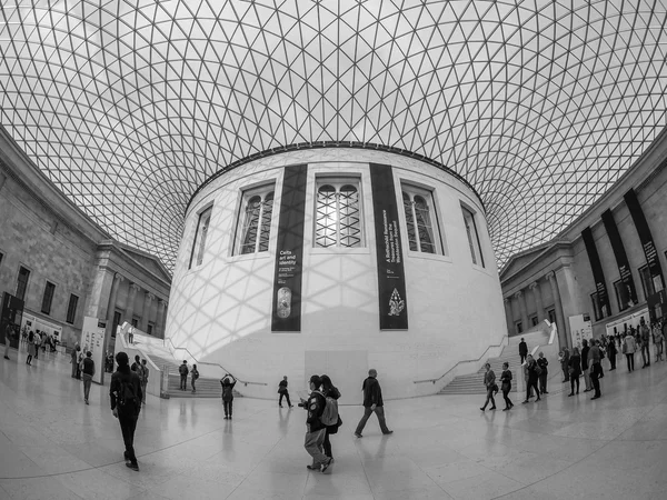 Siyah beyaz Londra'da British Museum'da büyük mahkeme — Stok fotoğraf