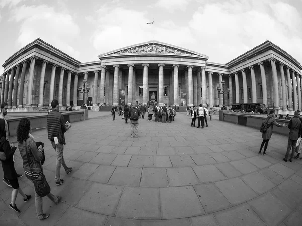 Turistas no Museu Britânico em Londres em preto e branco — Fotografia de Stock