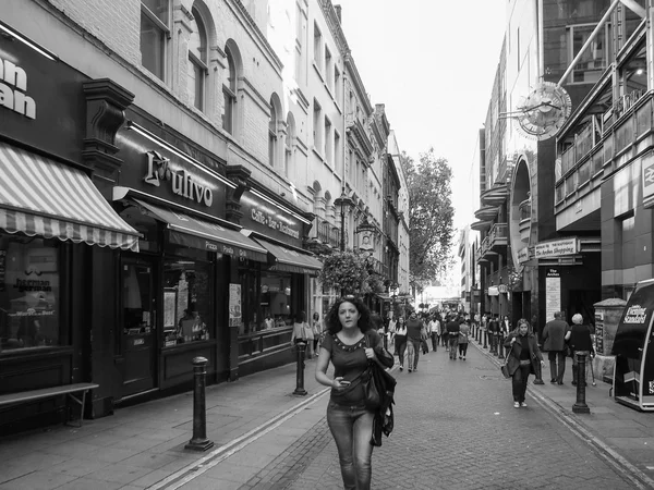 黒と白でロンドンを訪れる観光客 — ストック写真