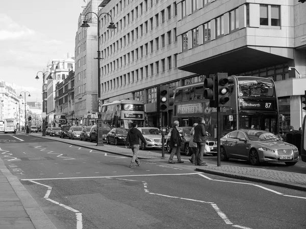 Touristes visitant Londres en noir et blanc — Photo