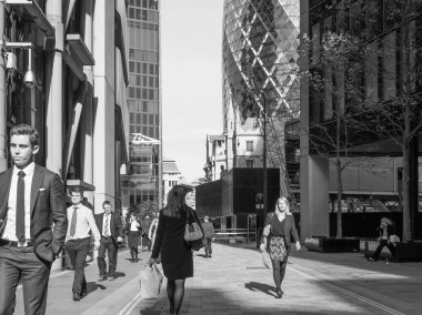 Londra'da siyah beyaz insanlar