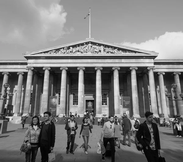 黒と白でロンドンの大英博物館で観光客 — ストック写真