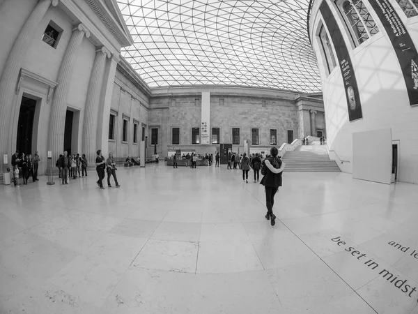 Siyah beyaz Londra'da British Museum'da büyük mahkeme — Stok fotoğraf