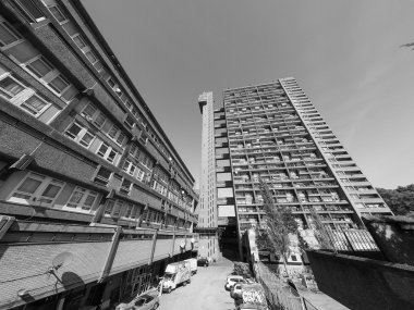 Trellick Tower siyah beyaz Londra'da
