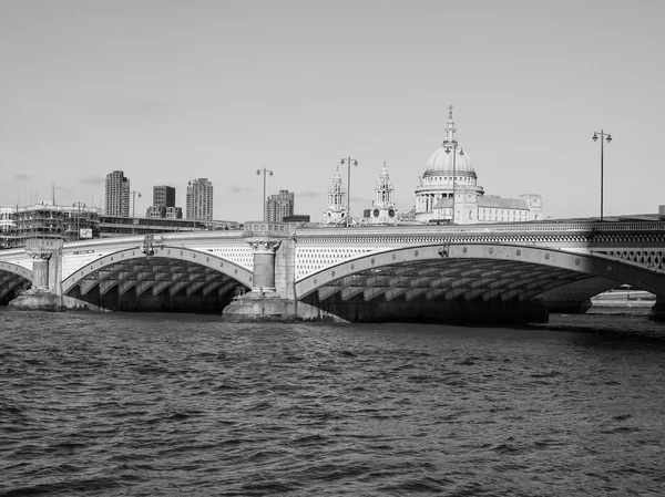 River Thames in London in black and white — Stock Photo, Image