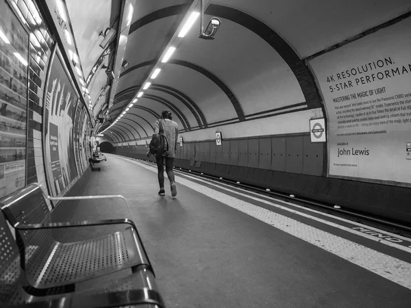 Tube platform in London in black and white — Stock Photo, Image