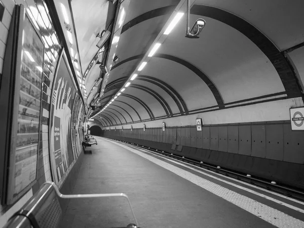 Tube platform in London in black and white — Stock Photo, Image