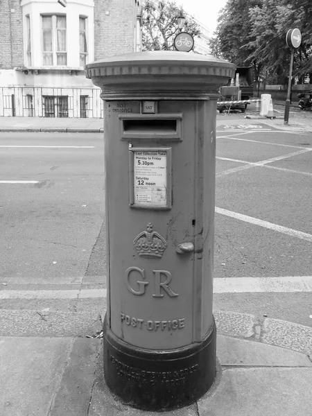 Roter Briefkasten in London in schwarz-weiß — Stockfoto