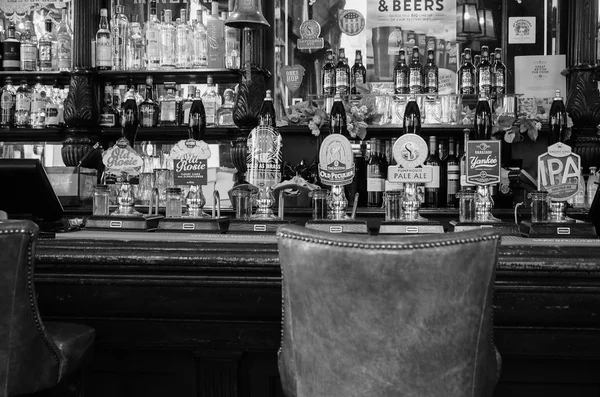 黒と白のロンドンの樽ビール — ストック写真