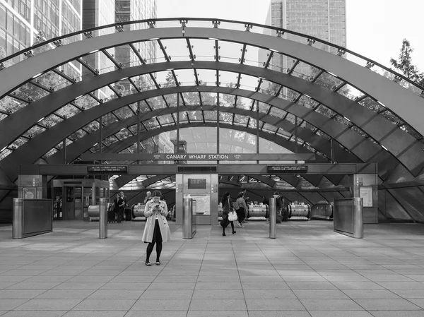 Station de métro Canary Wharf à Londres en noir et blanc — Photo