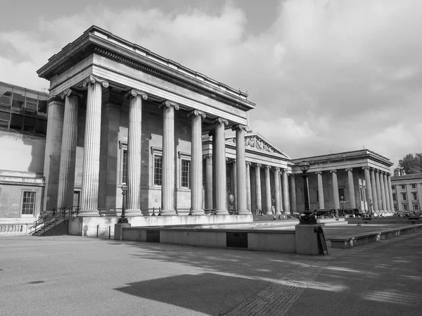 Οι τουρίστες στο Βρετανικό Μουσείο στο Λονδίνο σε μαύρο και άσπρο — Φωτογραφία Αρχείου