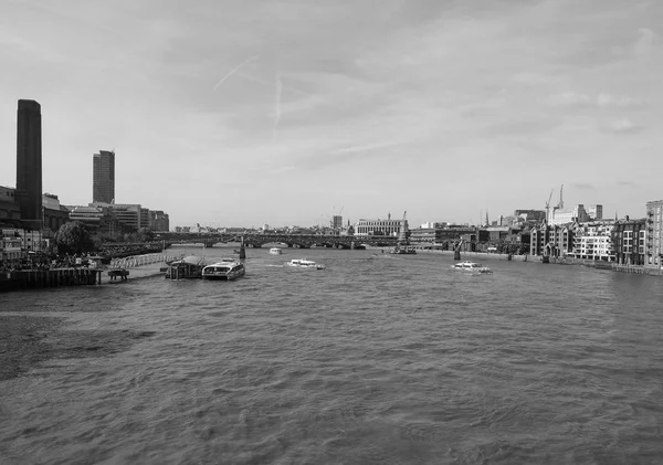 Río Támesis en Londres en blanco y negro — Foto de Stock