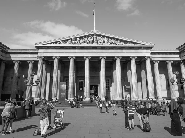 Touristen im britischen Museum in London in schwarz-weiß — Stockfoto