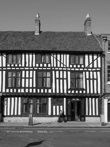 Eichenholzbar in Stratford upon Avon in schwarz-weiß — Stockfoto