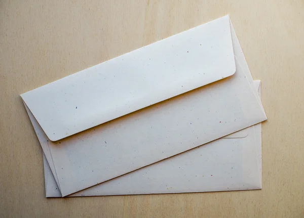 Envelope carta na mesa de madeira — Fotografia de Stock