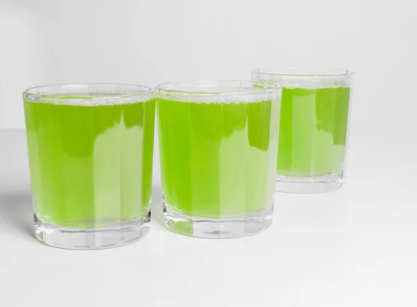 Зеленый яблочный сок — стоковое фото