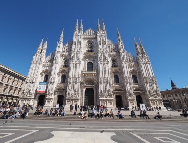 Turistler Piazza Duomo Milan