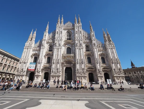 Turistas na Piazza Duomo em Milão — Fotografia de Stock