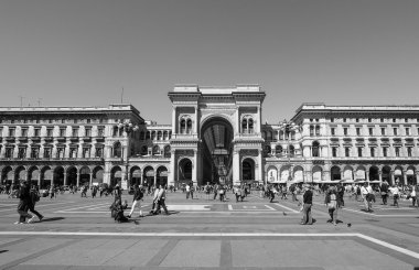 Turistler Piazza Duomo Milan