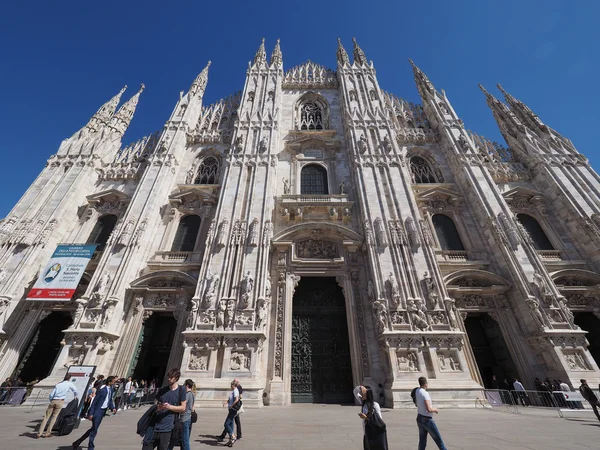 Turistas en Piazza Duomo en Milán —  Fotos de Stock