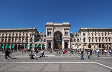 Turistler Piazza Duomo Milan