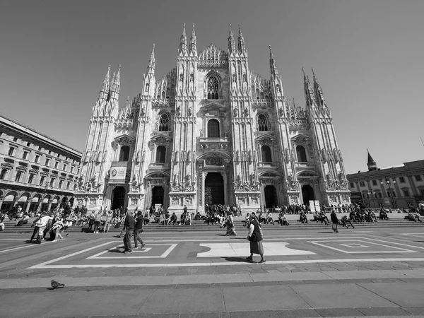 Turistas en Piazza Duomo en Milán — Foto de Stock