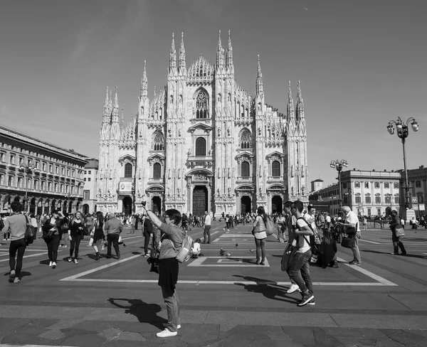 Turistas en Piazza Duomo en Milán —  Fotos de Stock