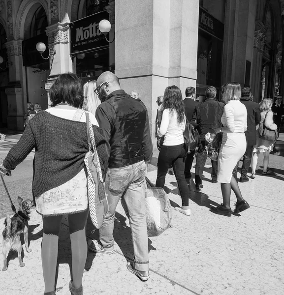 Turistas que visitam Milão — Fotografia de Stock