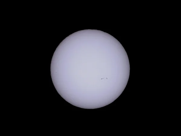 Sonne mit Sonnenflecken mit Teleskop gesehen — Stockfoto