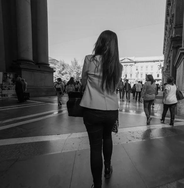 Turister i Piazza Duomo i Milano — Stockfoto