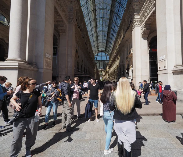 Turystów w Piazza Duomo w Mediolanie — Zdjęcie stockowe