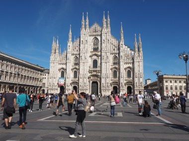 Turistler Piazza Duomo Milan