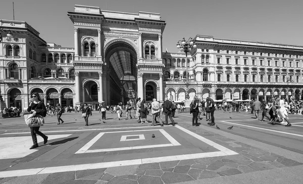 Toeristen in Piazza Duomo in Milaan — Stockfoto