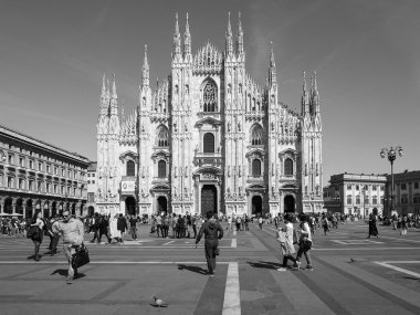 Turistler Piazza Duomo Milan