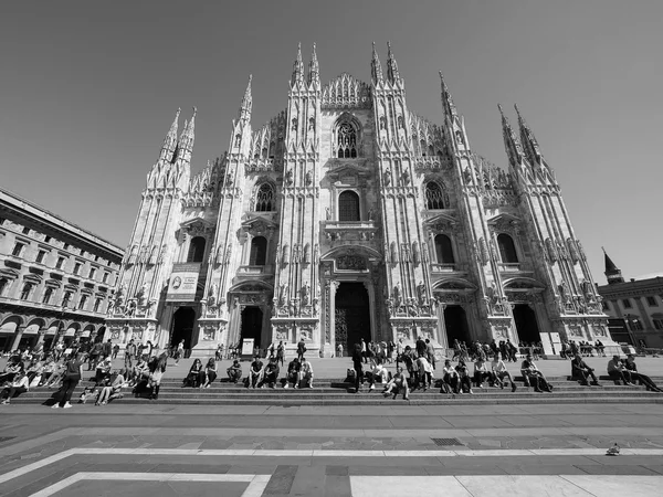 Turisták, a Piazza Duomo, Milánó — Stock Fotó