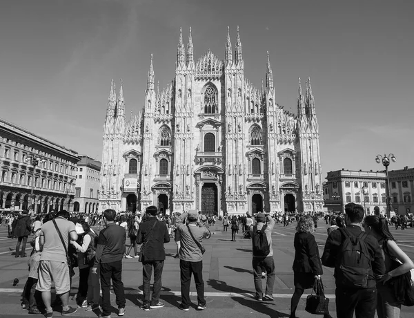 Turistas na Piazza Duomo em Milão — Fotografia de Stock