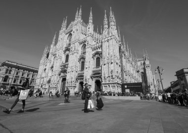Turistler Piazza Duomo Milan