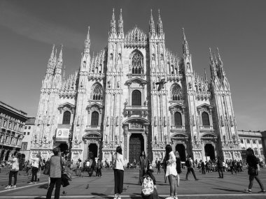 Turistler Piazza Duomo Milan