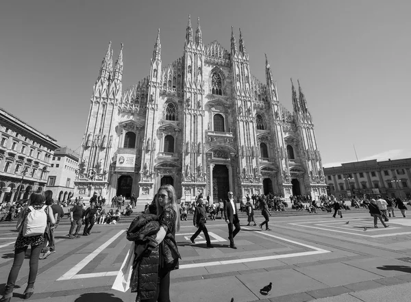 Turisté v Piazza Duomo v Miláně — Stock fotografie
