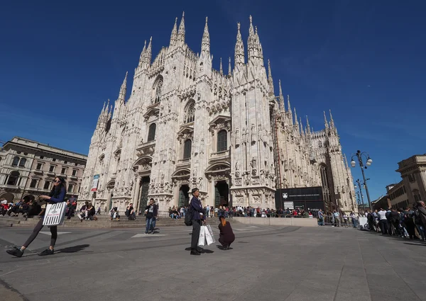 Turistas en Piazza Duomo en Milán —  Fotos de Stock