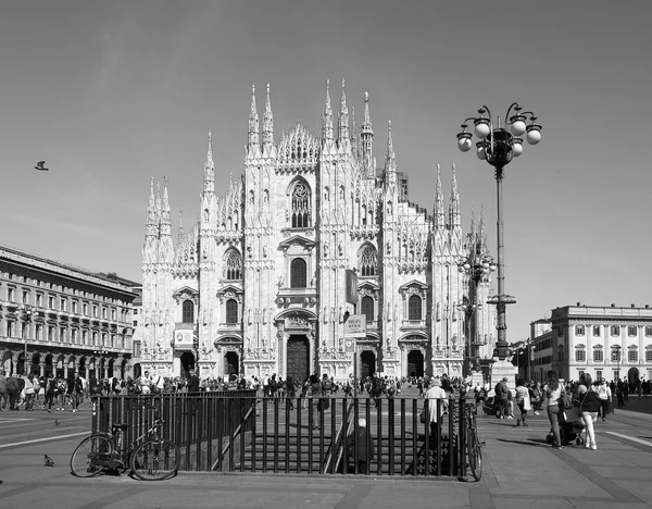 Turisté v Piazza Duomo v Miláně — Stock fotografie