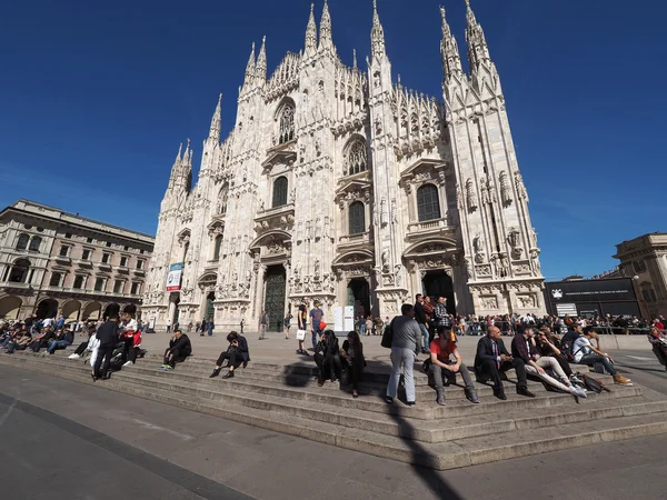 Turistas na Piazza Duomo em Milão — Fotografia de Stock