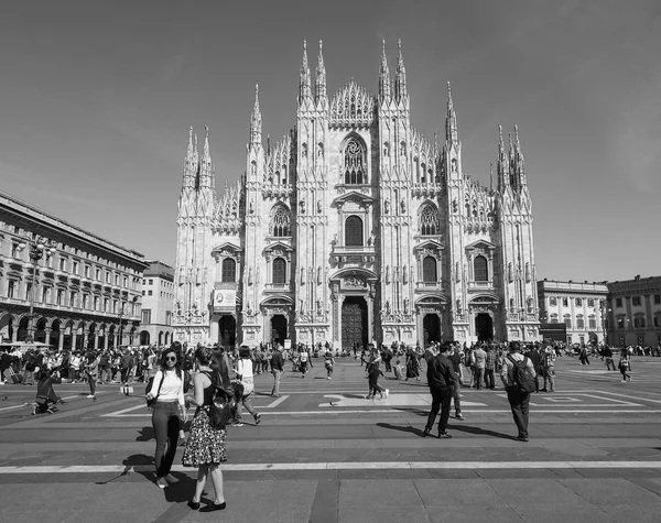 Turisté v Piazza Duomo v Miláně — Stock fotografie