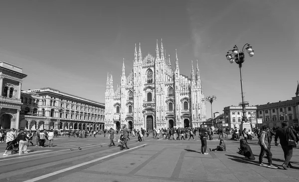 Turistler Piazza Duomo Milan